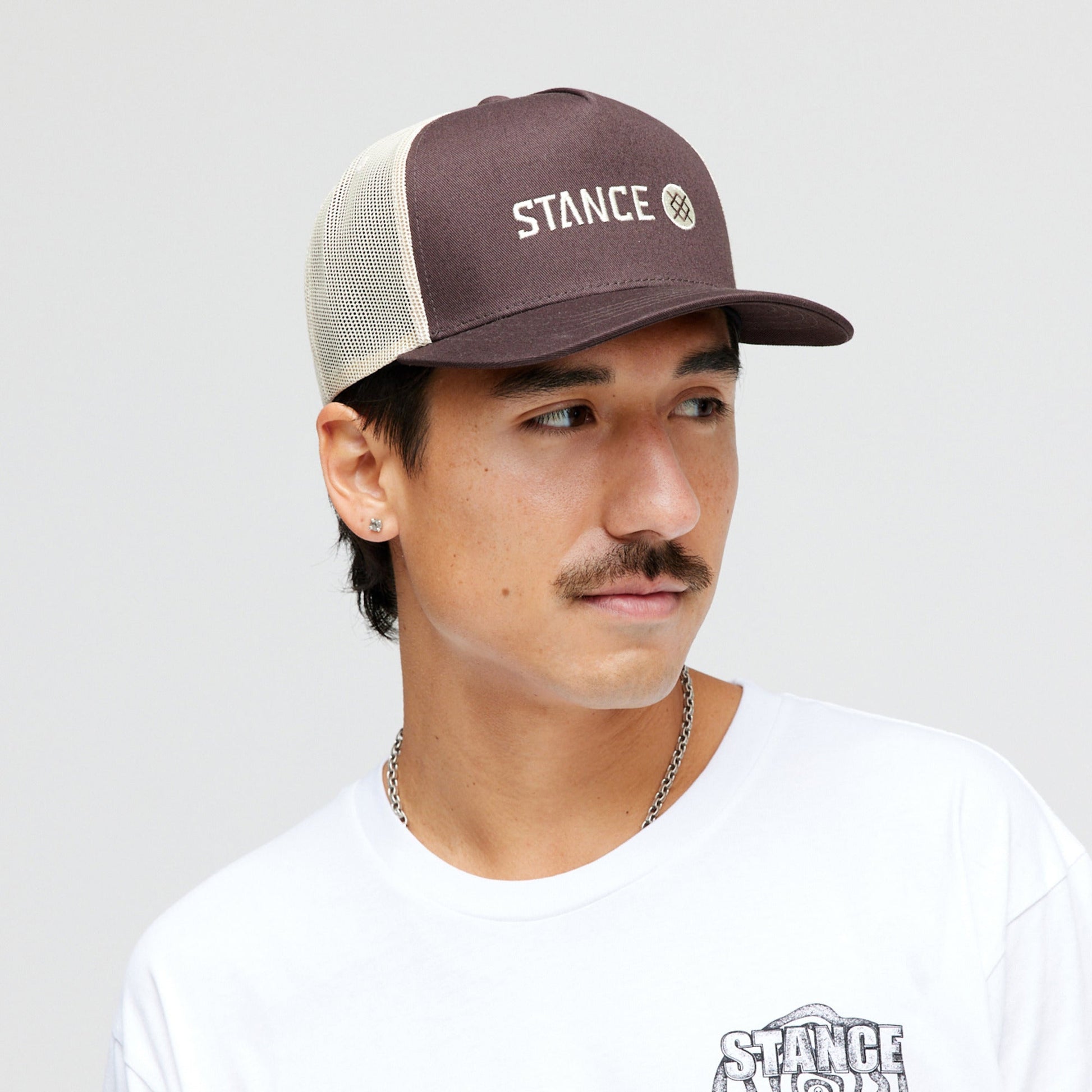 Stance Icon Trucker Hat Dunkelbraun |model